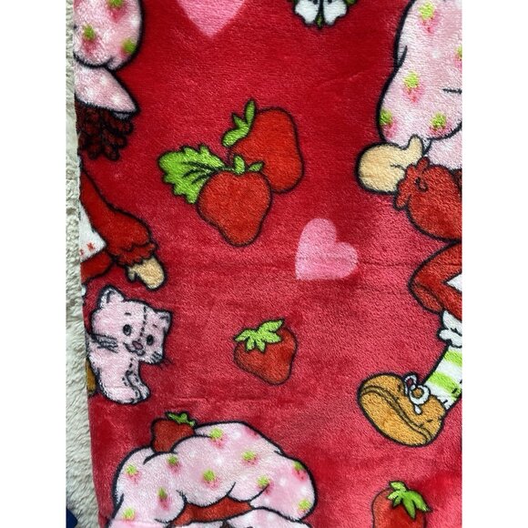 Strawberry Shortcake Custard Cat 50” X 70” Soft Plush Soft Throw Blanket Red NEW - Picture 7 of 16